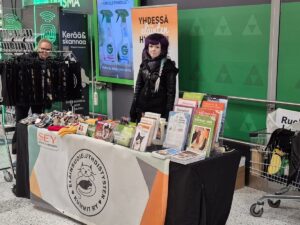 Eläinten viikon ruokakeräys toi löytöeläimille ruokaa ja tarvikkeita 39 banaanilaatikollista (kuvassa Viikin keräyspiste ja infopöytä)