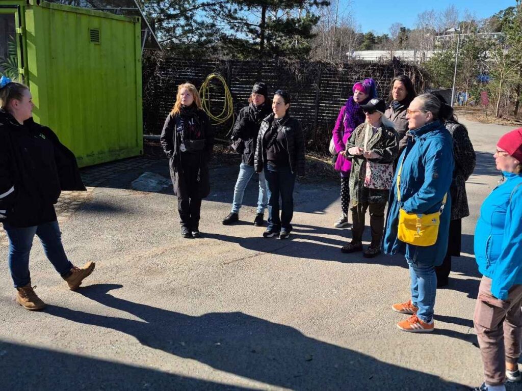 Eläinsuojeluyhdistysten Kummien aktiivit vierailevat vuosittain erilaisissa eläimiin liittyvissä kohteissa. (Kuvassa Kummien aktiiveja ja Korkeasaaren työntekijä)
